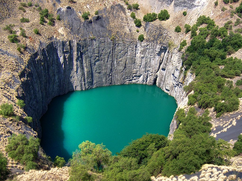 Illustration for article titled Here's what lurks inside the world's deepest pits
